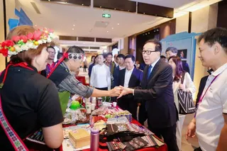 圖：中國國民黨中評委主席團主席劉大貝一行人13日參觀台灣原咖啡，了解台灣原住民青年在大陸創業情況。(圖/取自「福建民族宗教」公眾號)
