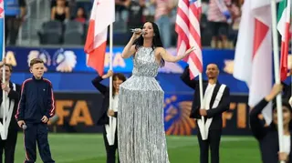 2026年6月12日，凱蒂・佩芮（Katy Perry）與10歲的挪威歌手提烏斯・盧卡（Tius Luka）在美國加州洛杉磯體育場舉行的2026年世界盃D組美國對巴拉圭賽前開幕典禮中，共同現場演唱奇《奇蹟》（Wonder）。