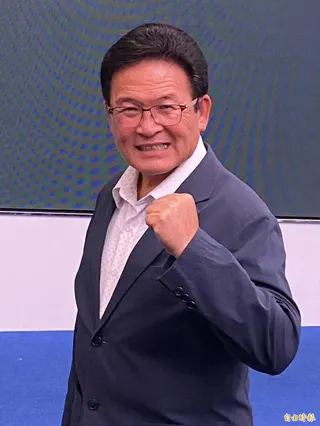 前彰化市長邱建富今開記者會宣布無黨參選彰化縣長，發表競選主軸「彰化富」。(記者張聰秋攝)