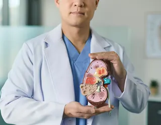 一碗麵中約有70%的鈉與磷集中在湯頭，建議腎功能不佳者食用時只吃麵條與配料，湯僅淺嚐一兩口感受風味即可，切勿喝盡，如此便能有效減輕腎臟的代謝負擔。（示意圖／AI生成）