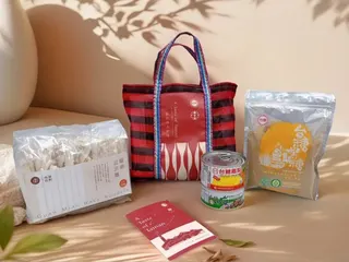 台糖今年股東紀念品選用林百貨茄芷手提袋，內含關廟波浪麵及台糖黑糖、安心豚瓜仔肉醬罐頭及鳳梨罐頭等產品。台糖提供