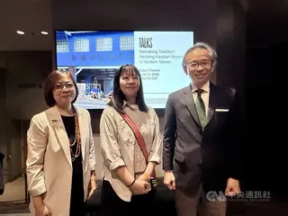 駐多倫多辦事處長梁毅鵬（右）與東華大學原住民民族學院教授王昱心（左）、噶瑪蘭族紀錄片導演潘昱帆（中）合影。中央社記者胡玉立多倫多攝  115年6月16日