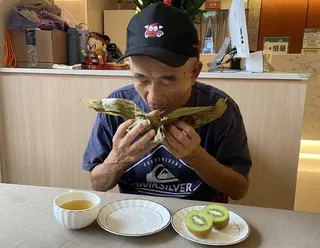 台中市茂盛醫院推「黃金搭配法」，建議吃粽時細嚼慢嚥、小口吞，以及搭配溫熱茶飲、高...