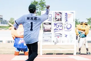 陳其邁棒球九宮格限時挑戰，牌面展示美國與高雄發展史上的重要里程碑。   圖：高雄市行國處/提供