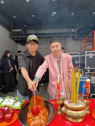 蕭秉治（右）願望實現擁有人生第一隻祈福小金豬。（相信音樂提供）