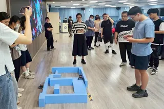《圖說》中華大學雙料金牌得主陳佳琳（圖中著黑白條紋上衣）分享備賽點滴，團隊臨場排除突發狀況，最終順利完賽並勇奪佳績。（圖／中華大學提供）