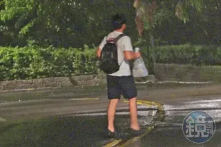 19：30 似乎忘了拿東西，蘇韋華再度回到李芷瑤的車上，然後兩人前後回家。