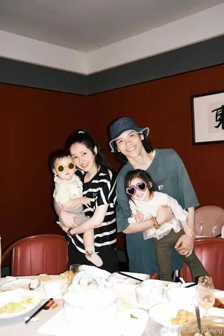 向佐、郭碧婷育有一子一女，近日她生二胎的驚險歷程登上熱搜。（圖／翻攝自向佐微博）