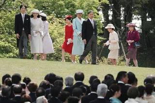 4月，日本天皇德仁（中）、皇后雅子及其他王室成员一同出席在东京举行的园游会。