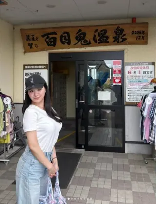 女主播佐藤真優站在當地「百目鬼溫泉」門口甜美微笑，因姣好身材與清純氣質，瞬間擄獲大批網友目光。（圖／翻攝自佐藤真優IG）