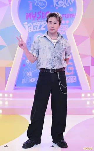 歐弟睽違近9年強勢回歸電視帶狀戰場，開錄前打電話向師父胡瓜請益。(記者潘少棠攝)