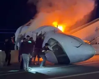 people attempt to pull passengers out of a crashed plane