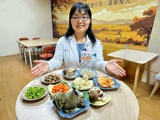 豐原醫院營養師團隊分享「彩蔬毛豆穩糖低碳粽」的做法，以穩定血糖與減少碳排為核心概...