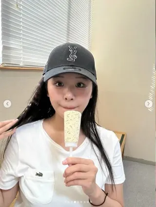 24歲女主播佐藤真優身穿簡單的白色素T與牛仔褲，網友驚呼其身材比例堪比寫真偶像。（圖／翻攝自佐藤真優IG）
