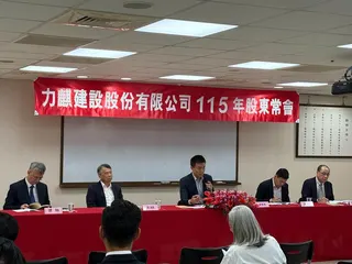 力麒（5512）今日召開股東會，由董事長郭濟綱（中）主持。圖／林鈞澤