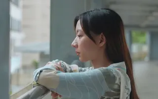 陳妤在《明日的過客》是已婚人妻因街頭偶遇舊愛內心掀波瀾。(光年映畫提供)