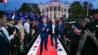 美国总统特朗普和UFC首席执行员怀特于周日晚，出席白宫南草坪参加“UFC Freedom 250”赛事，作为庆祝美国建国250年活动的一部分，而当天也恰逢特朗普80岁生日。（图取自法新社）