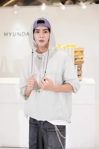 王學駿曾經只想買一件外套，結帳時已買滿一整卡行李箱。（THE HYUNDAI 現代百貨 提供）
