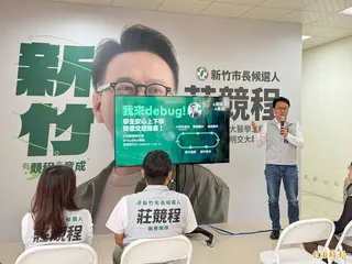 民進黨新竹市長參選人莊競程提竹市校園通學巡迴巴士政策，強調他當市長，不會讓學生冒風險回家。(記者洪美秀攝)