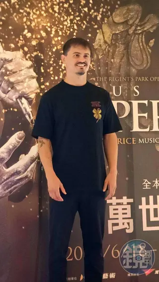 路克·史崔特（Luke Street）詮釋的耶穌不只是神性的象徵，而是一個有情感、有掙扎的真實人物。