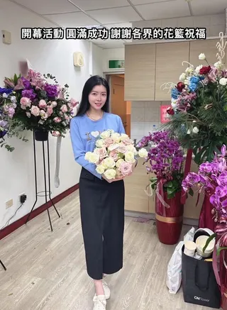 網紅作家周書靜主打精緻人設，卻遭爆料和友人到男模會館消費後沒分攤費用。翻攝「非專業藝術家 周書靜」臉書