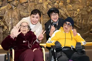 陳亞蘭（後排左）和紀寶如（後排右）陪伴來春阿嬤（左）及林松義。（圖／台灣優質生命協會提供）