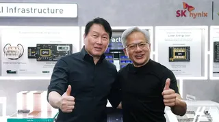 SK集團會長崔泰源（左）和輝達執行長黃仁勳（右）之前在南韓碰面。（翻攝SK hynix Newsroom）