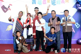 盧秀燕市長與和平國中師生穿著原民服飾合影