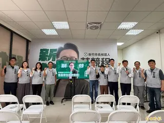 民進黨新竹市長參選人莊競程提竹市校園通學巡迴巴士政策，強調他當市長，不會讓學生冒風險回家。(記者洪美秀攝)