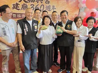 拱天宮主委洪文華同時也是通霄鎮農會理事長，記者會中帶來彩虹玉米肉粽、龍眼蜜、月光米等農特產品行銷，並與市長黃敏惠及大福興宮主委曾東本分享。(圖／記者邱嘉琪攝)