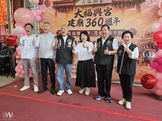 嘉義市長黃敏惠(右3)、大福興宮主委曾東本(左3)及拱天宮主委洪文華(右2)共同宣布白沙屯媽祖今年10月將再度來嘉市贊境的好消息。(圖／記者邱嘉琪攝)