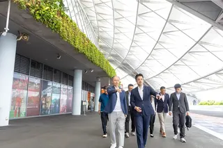 台北市長蔣萬安（右）17日前往新加坡國家體育場參訪，由負責營運的加冷體育管理公司（Kallang Alive Sport Management， KASM）執行長郭瑞寬（左）接待，雙方就大型場館營運、演唱會經濟、國際活動引進及城市觀光效益等議題深入交流。（台北市政府提供／徐佑昇台北傳真）