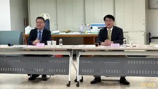 中選會主委游盈隆(右)今天視察基隆市選委會年底選務籌備工作。(記者盧賢秀攝)