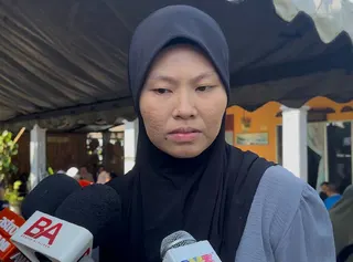 Siti Khadijah’s sister, Siti Zaiha, speaks to reporters at the funeral in Johor. NSTP/ALIAS ABD RANI