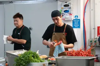 藍正龍在後場努力工作。三立提供