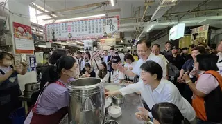 今天端午節，盧秀燕、黃敏惠陪張啓楷到東市場掃街，剉冰攤人潮熱鬧滾滾。（廖素慧攝）