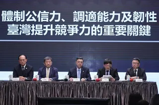 台行政院今天院會後舉行記者會，行政院長卓榮泰（中）、政務委員陳時中（左二）、季連...