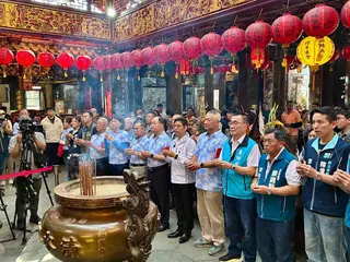新北市政府副秘書長柯慶忠前往淡水清水巖祖師廟祈福 (記者石耀宇 攝)