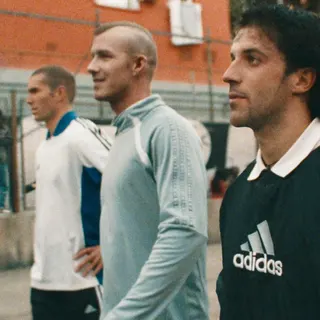 在Adidas「後院傳奇」世界盃廣告中，施丹、碧咸和德爾皮耶羅在水泥足球場上列隊。