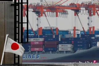 在中国持续收紧对日稀土等战略物资出口的背景下，两名日本公民因涉嫌走私稀土相关产品在华被拘。图为今年2月，东京一处工业港口飘扬的日本国旗。 （路透社档案照片）