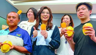 國民黨主席鄭麗文（中）24日到台東推銷夏雪芒果，大家一起吃芒果冰棒。（記者尤聰光...