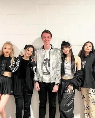 Lisa（右二）与法国精品LVMH集团三公子Frédéric Arnault（中）近几年绯闻不断。（互联网）