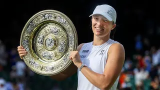 Iga Swiatek holding the Wimbledon women's singles final trophy