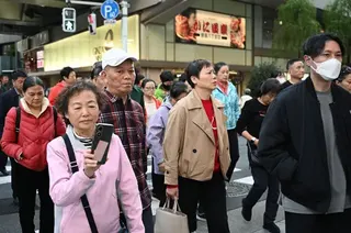 一群遊客出現在銀座街頭