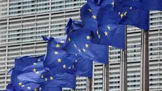 Des drapeaux de l'Union européenne flottent devant le siège de la Commission européenne, le 16 juillet 2025