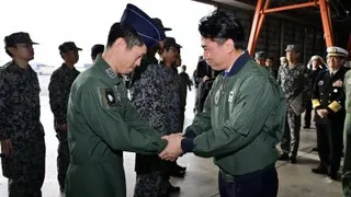 日本防卫部长小泉进次郎（右）今年1月视察了海上自卫队那霸空军基地和航空自卫队那霸基地。（图取自小泉进次郎X账号）