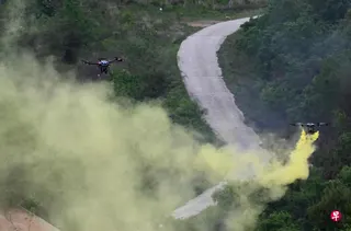 这张拍摄于5月21日的照片显示，韩国陆军无人机在京畿道抱川市的射击训练场进行实弹演习。抱川市位于首尔东北约40公里处，临近与朝鲜接壤、重兵布署的边境。 （法新社档案照片）