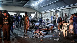 许多人在地震中受伤。在灾情最严重的拉瓜伊拉州，灾民在临时设立的救治所接受治疗。（路透社）