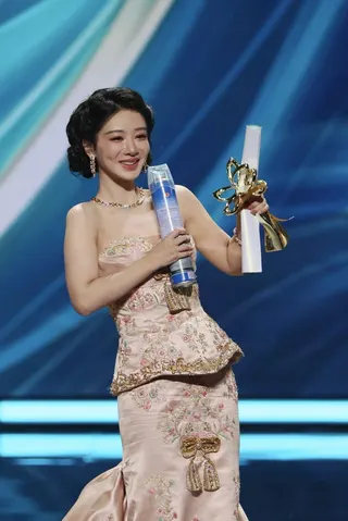 6月26日，演員楊紫憑藉在電視劇《生命樹》中的表現獲白玉蘭最佳女主角獎。（新華社...