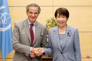 6月26日，国际原子能机构总干事格罗西（左）到东京拜访日本首相高市早苗。 （路透社）